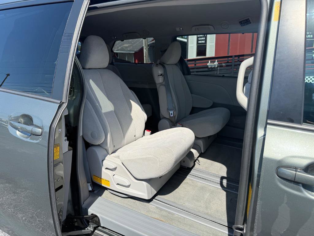 Used 2014 Toyota Sienna LE image 18