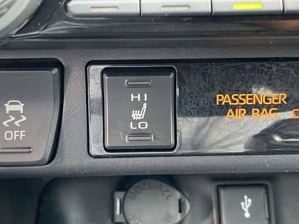 Used 2021 Toyota RAV4 XLE Premium image 24