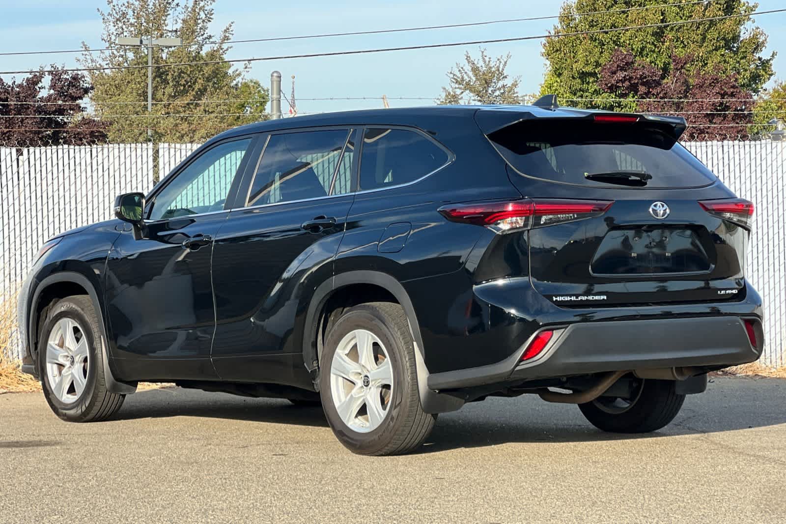 Used 2024 Toyota Highlander LE AWD/4WD image 5