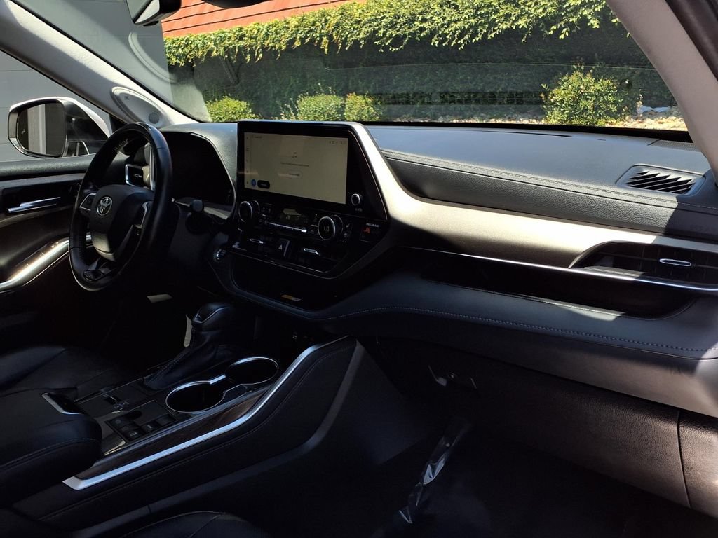 Used 2023 Toyota Highlander Limited FWD image 23