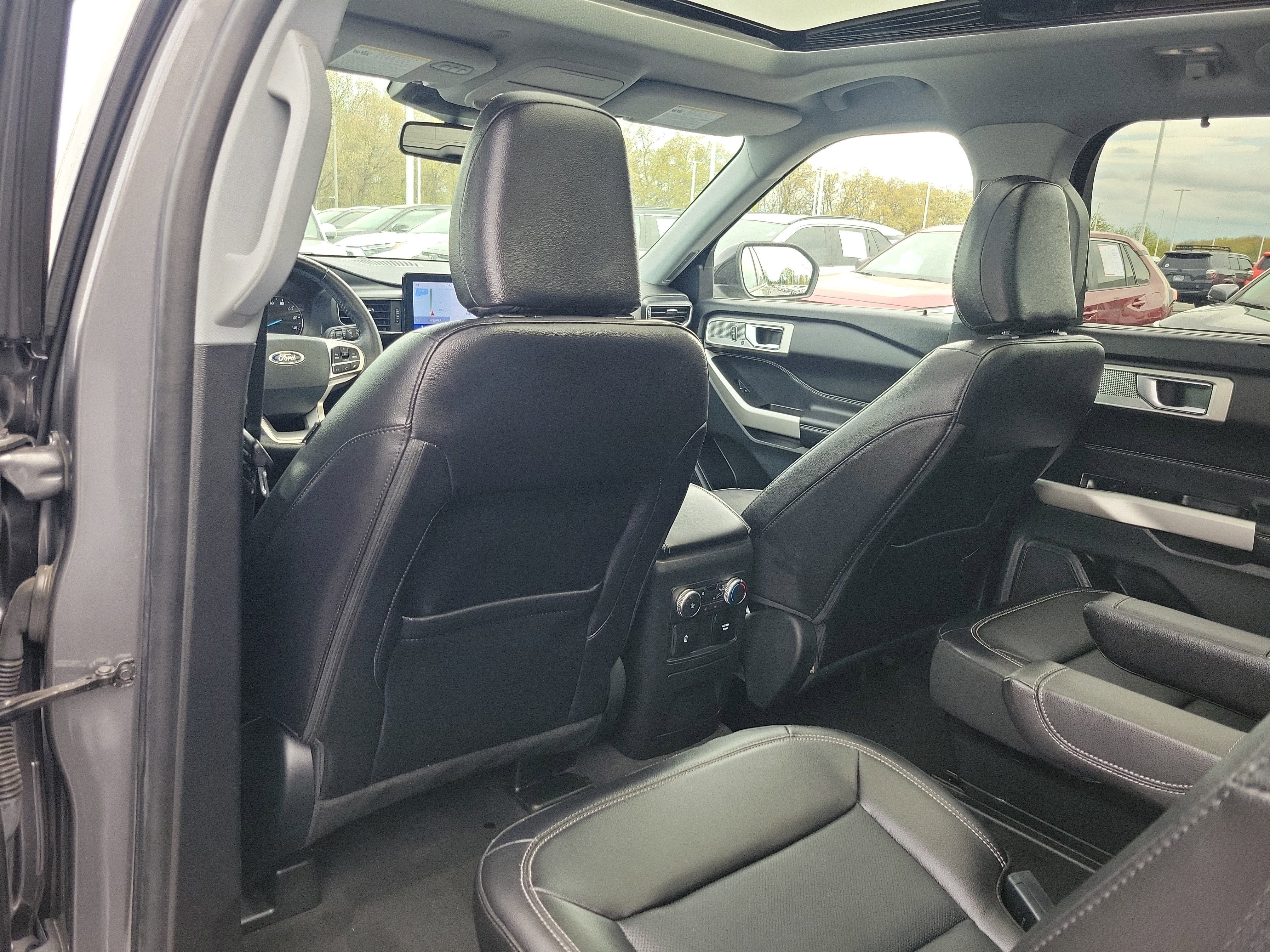 Used 2022 Ford Explorer Limited w/ Equipment Group 301A AWD/4WD image 13