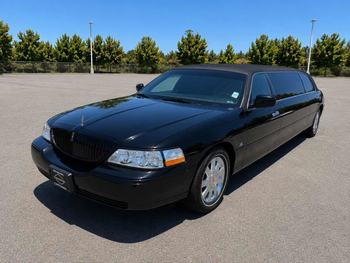Used 2005 Lincoln Town Car Executive RWD image 3