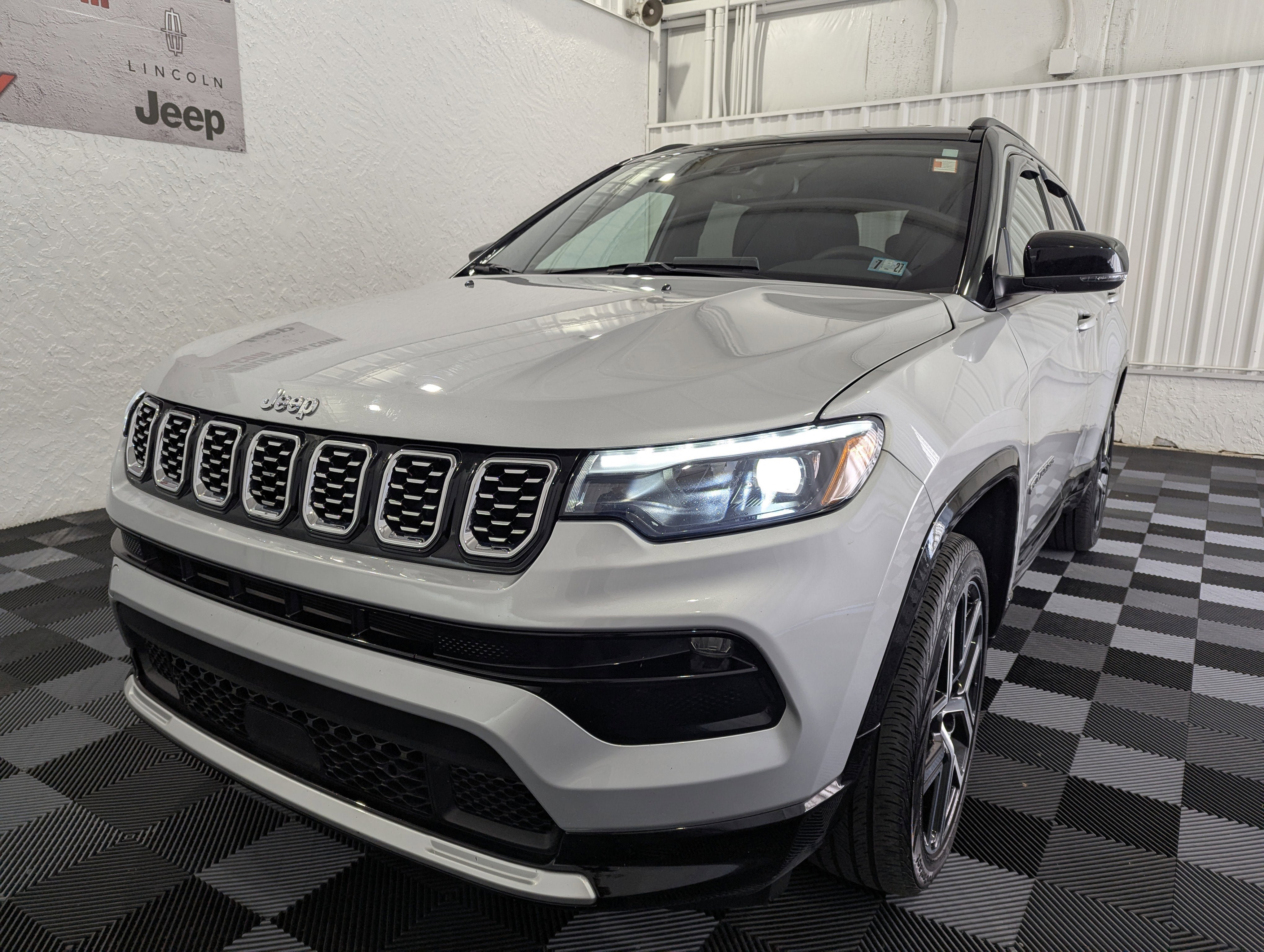 Used 2025 Jeep Compass Limited w/ Elite Group AWD/4WD image 3