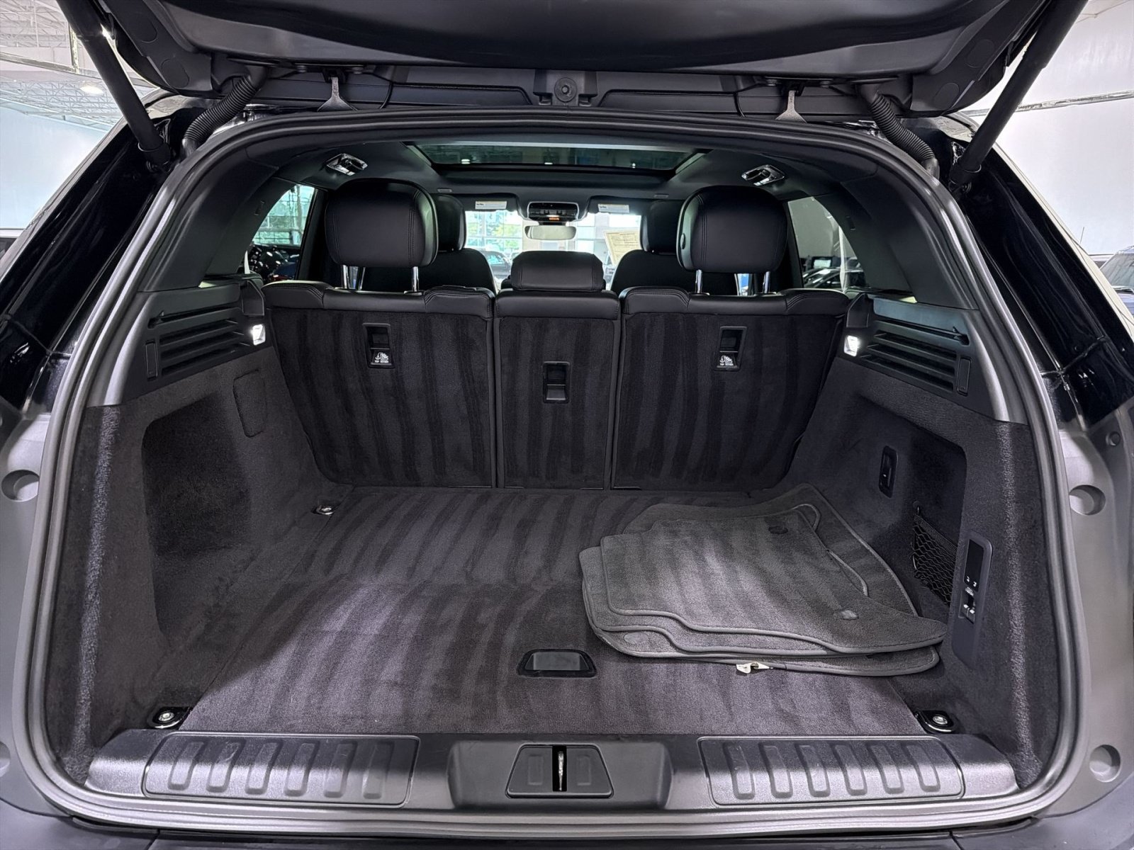 Used 2025 Land Rover Range Rover Sport SE AWD/4WD image 29