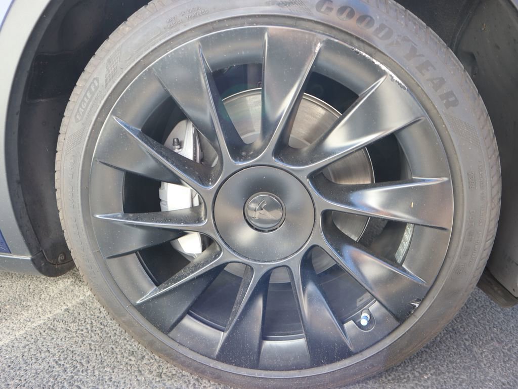 Used 2022 Tesla Model Y Long Range image 14