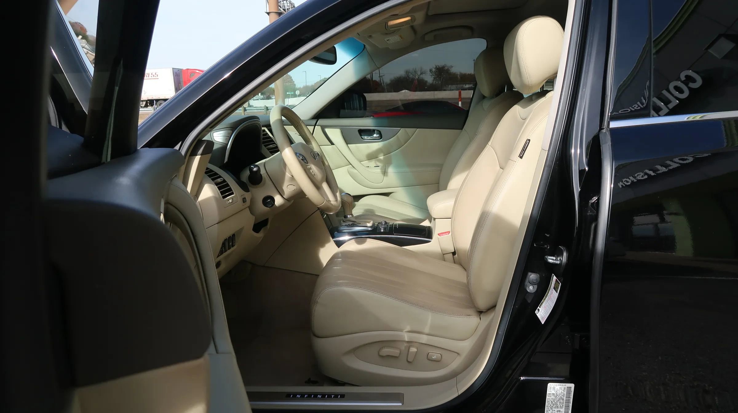 Used 2017 INFINITI QX70 3.7 w/ Premium Package image 16