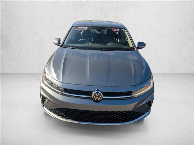 Used 2025 Volkswagen Jetta SE FWD image 2