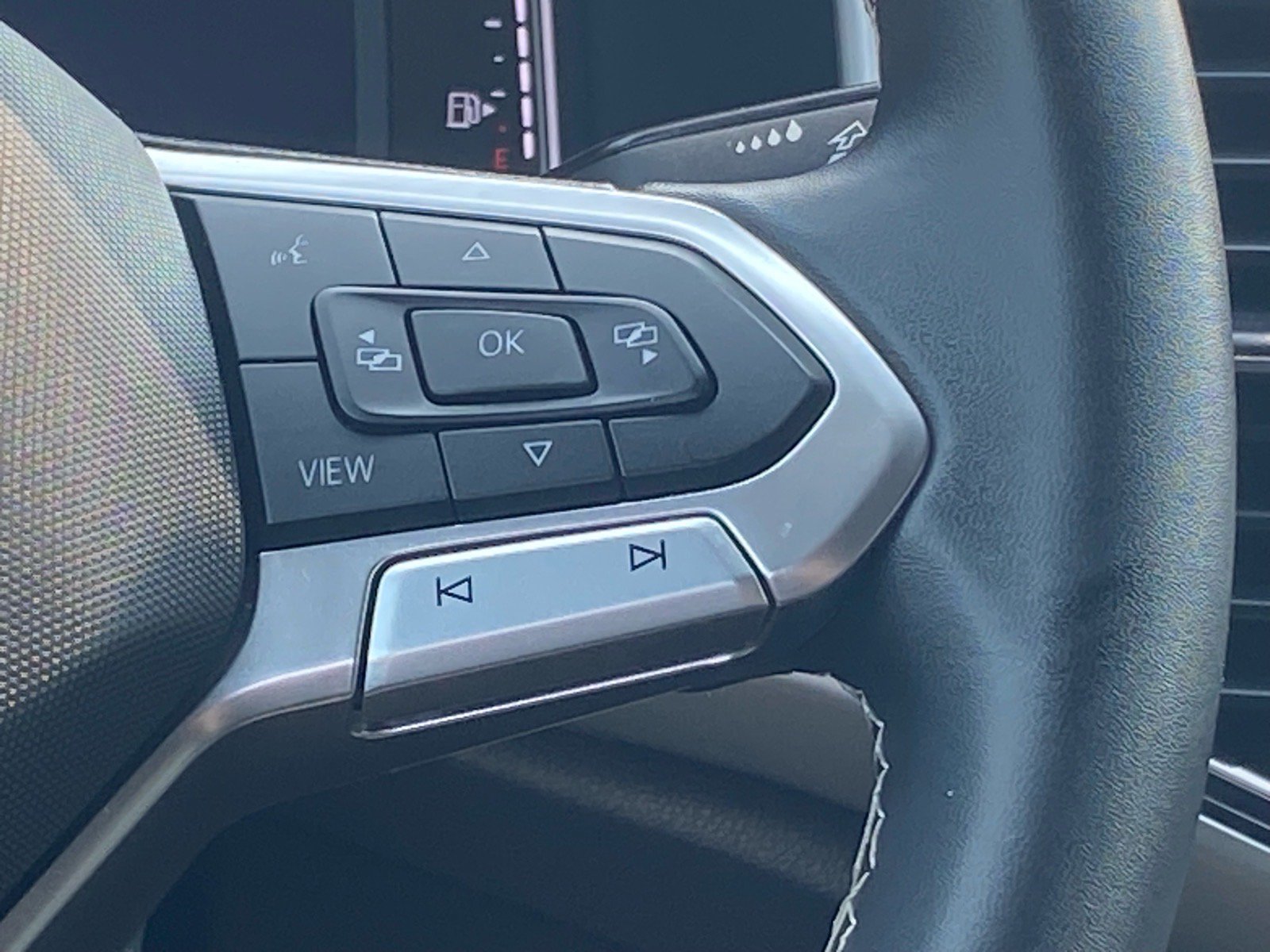 Certified 2023 Volkswagen Atlas Cross Sport SE w/ Panoramic Sunroof Package AWD/4WD image 7
