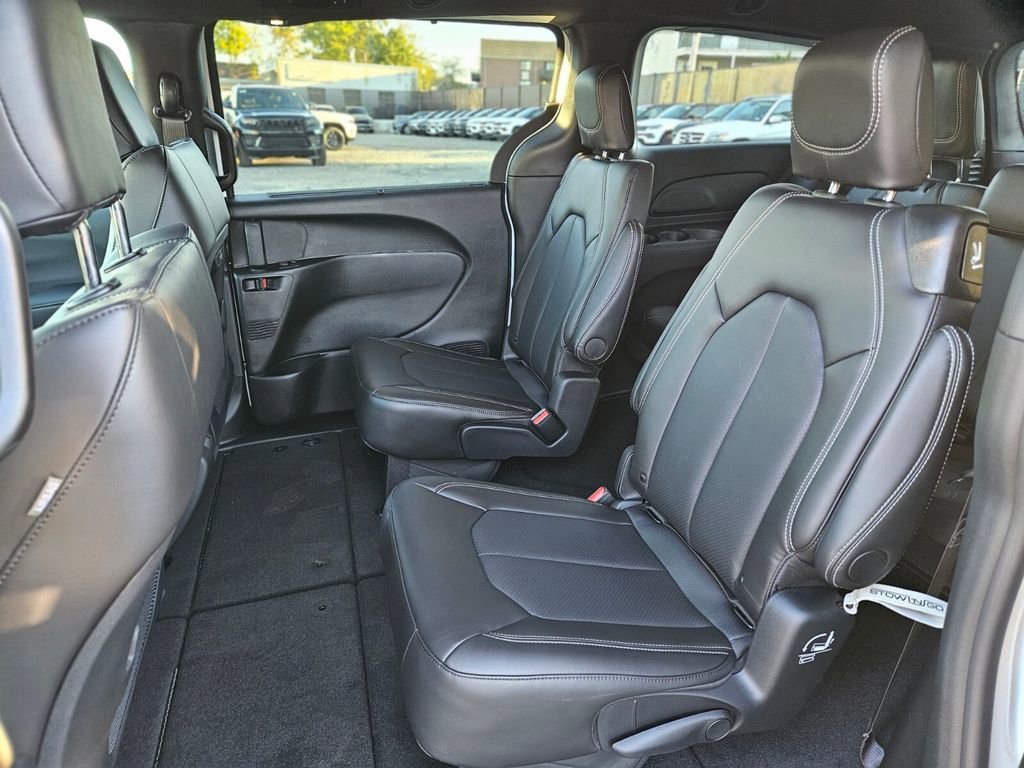 New 2026 Chrysler Pacifica Select image 17