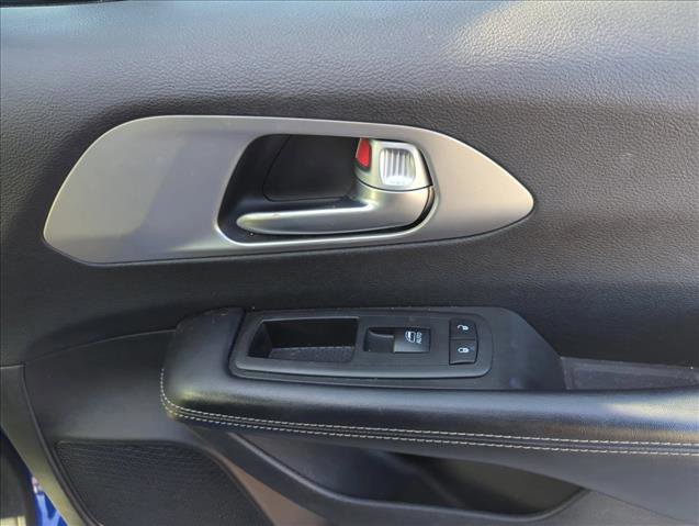 Used 2018 Chrysler Pacifica Touring-L image 27