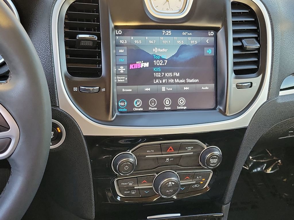 Used 2023 Chrysler 300 Touring w/ Sport Appearance Package image 9