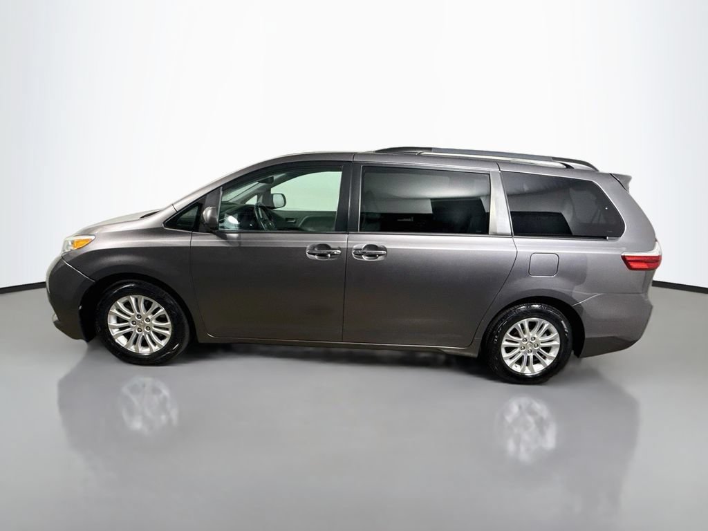 Used 2015 Toyota Sienna XLE Premium FWD image 4