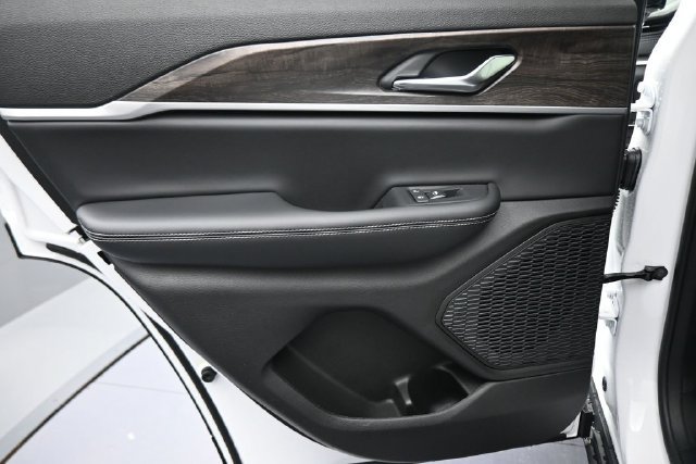 New 2026 Jeep Grand Cherokee Altitude AWD/4WD image 25