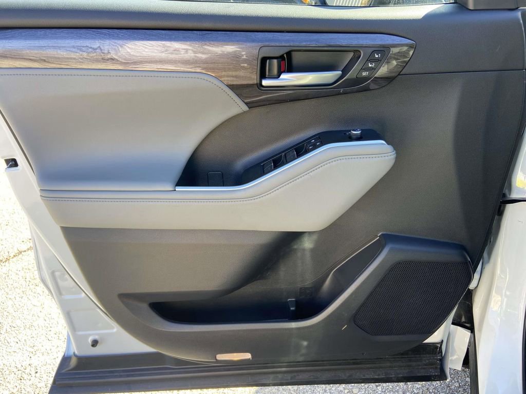 Used 2026 Toyota Highlander Limited image 12