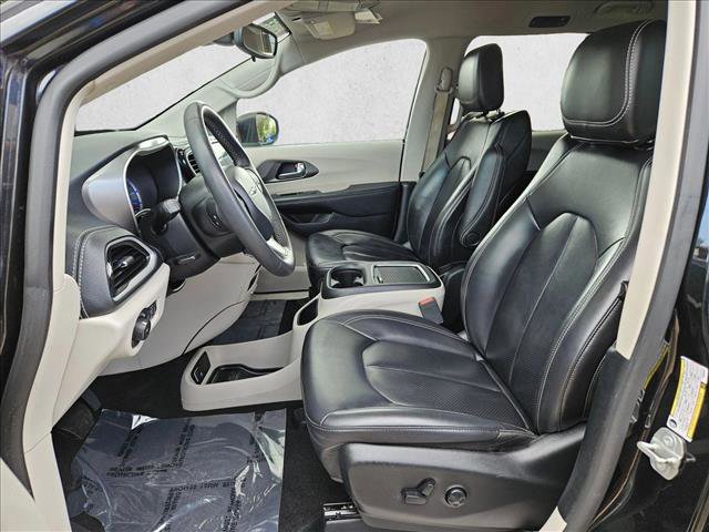 Used 2023 Chrysler Pacifica Touring-L FWD image 17