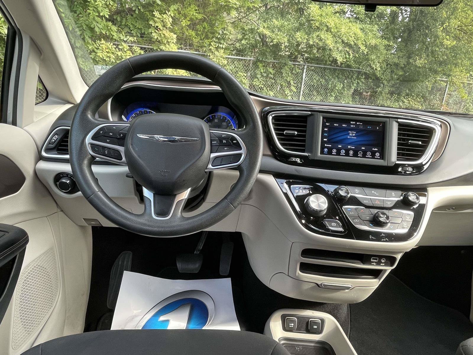 Used 2018 Chrysler Pacifica Touring FWD image 12