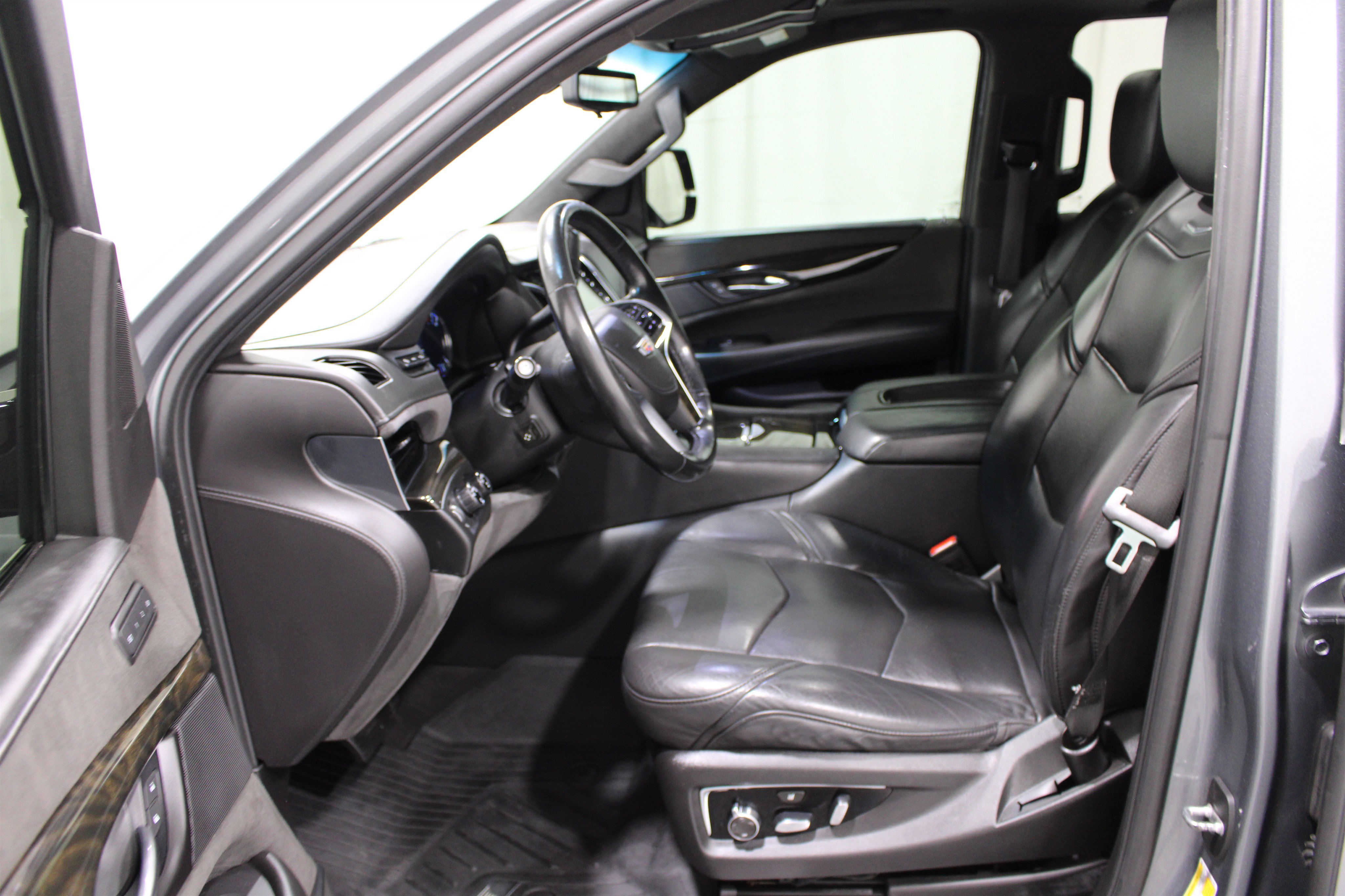 Used 2019 Cadillac Escalade ESV Platinum AWD/4WD image 3