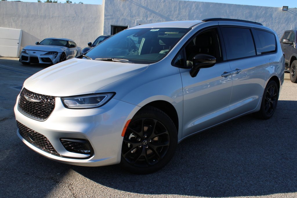 New 2026 Chrysler Pacifica Select w/ S Appearance Package image 1