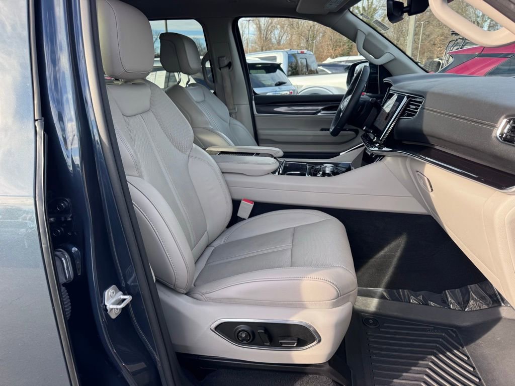 Used 2023 Jeep Wagoneer 4WD w/ Premium Group I image 26