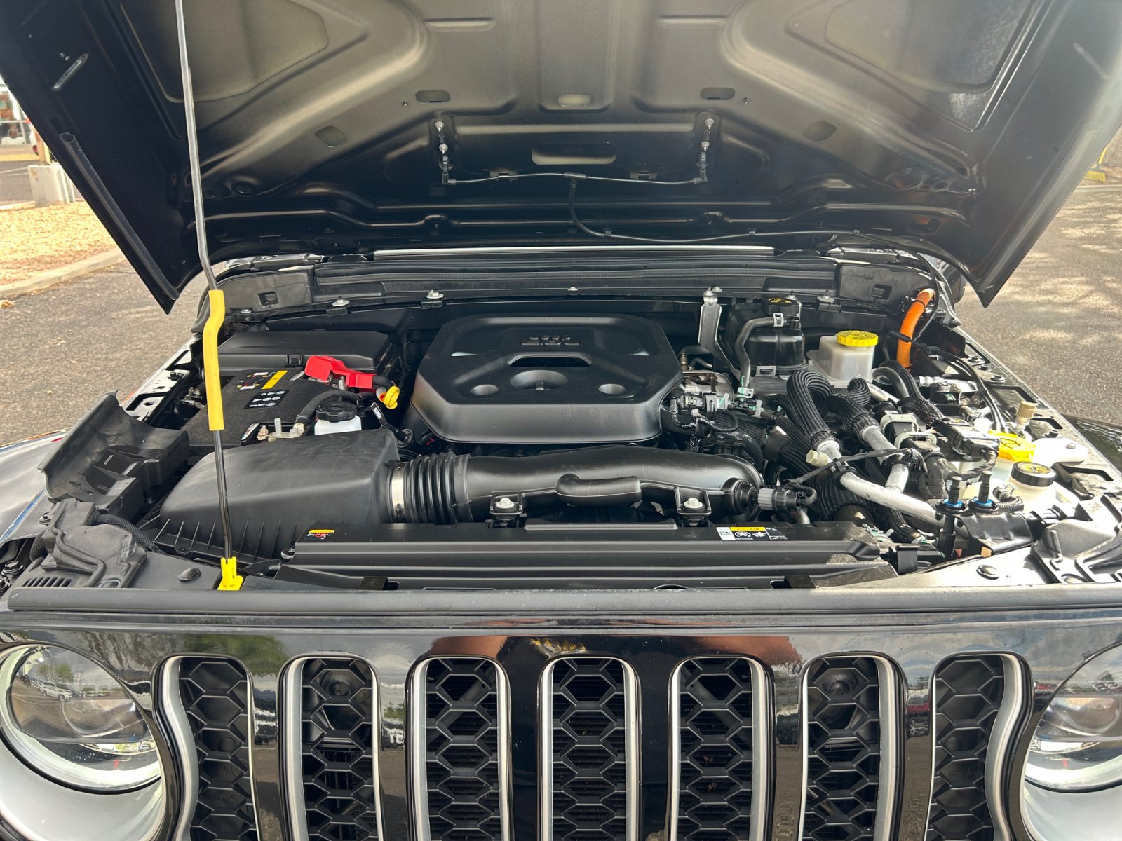 Used 2023 Jeep Wrangler Unlimited Sahara w/ Cold Weather Group AWD/4WD image 21