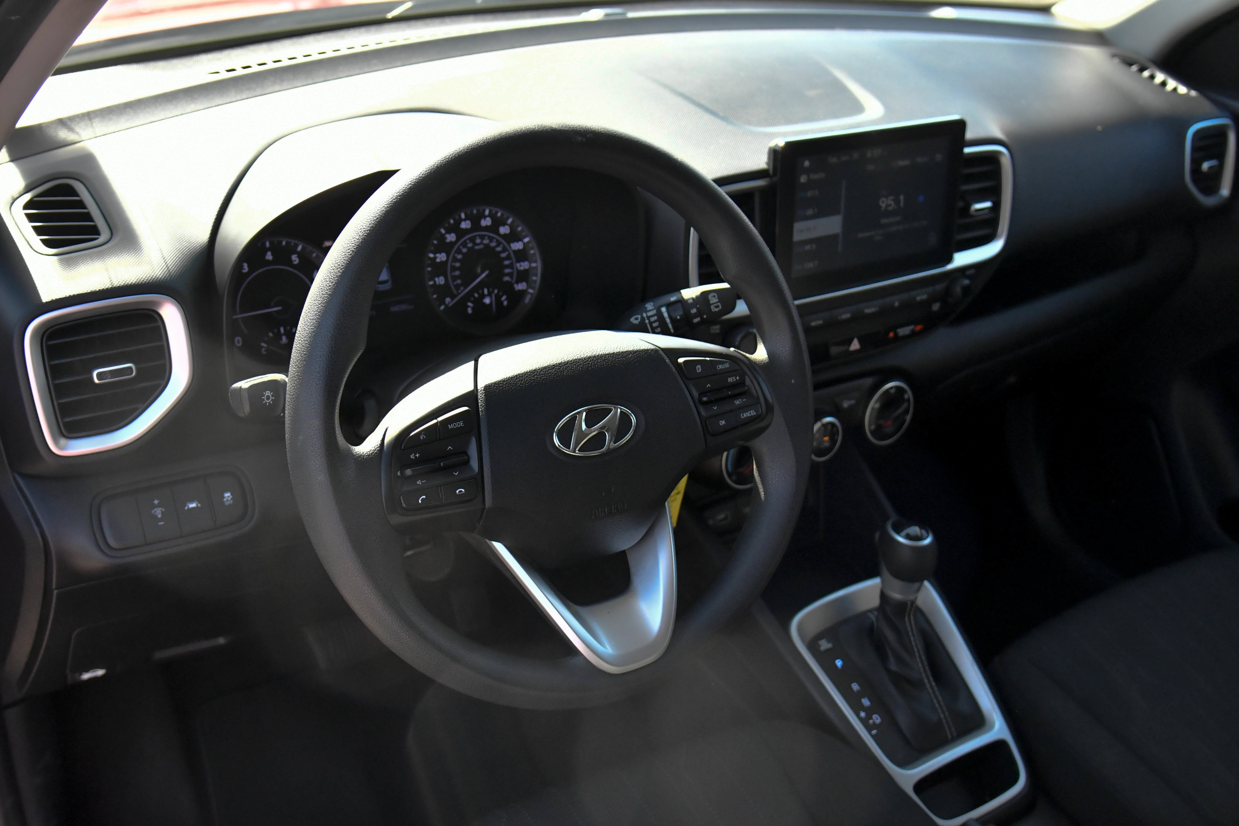 Used 2022 Hyundai Venue SE w/ Cargo Package FWD image 16