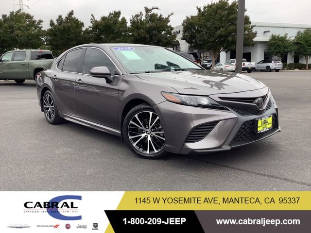 Used 2020 Toyota Camry SE FWD image 1