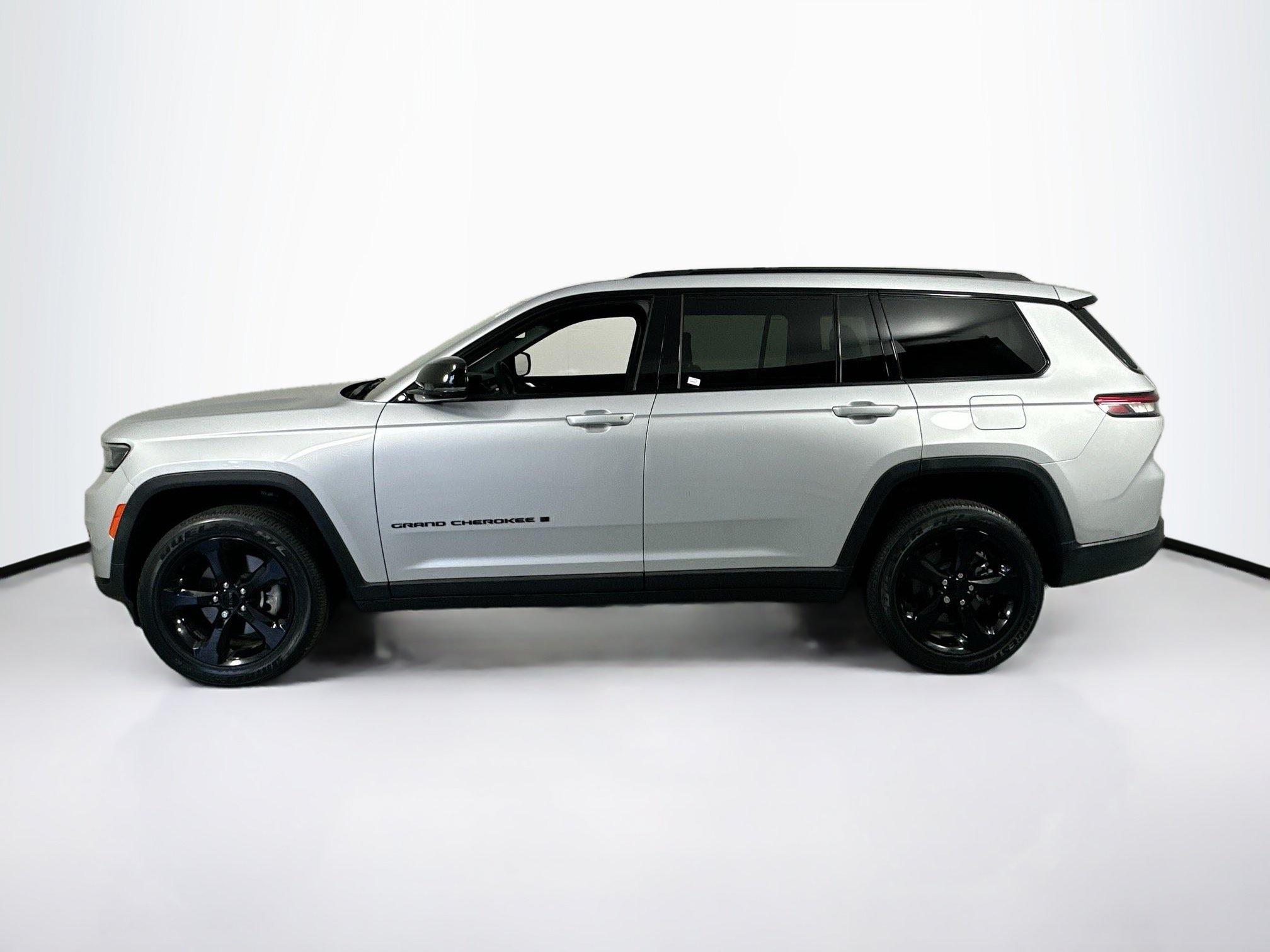 Used 2023 Jeep Grand Cherokee L Laredo RWD image 8
