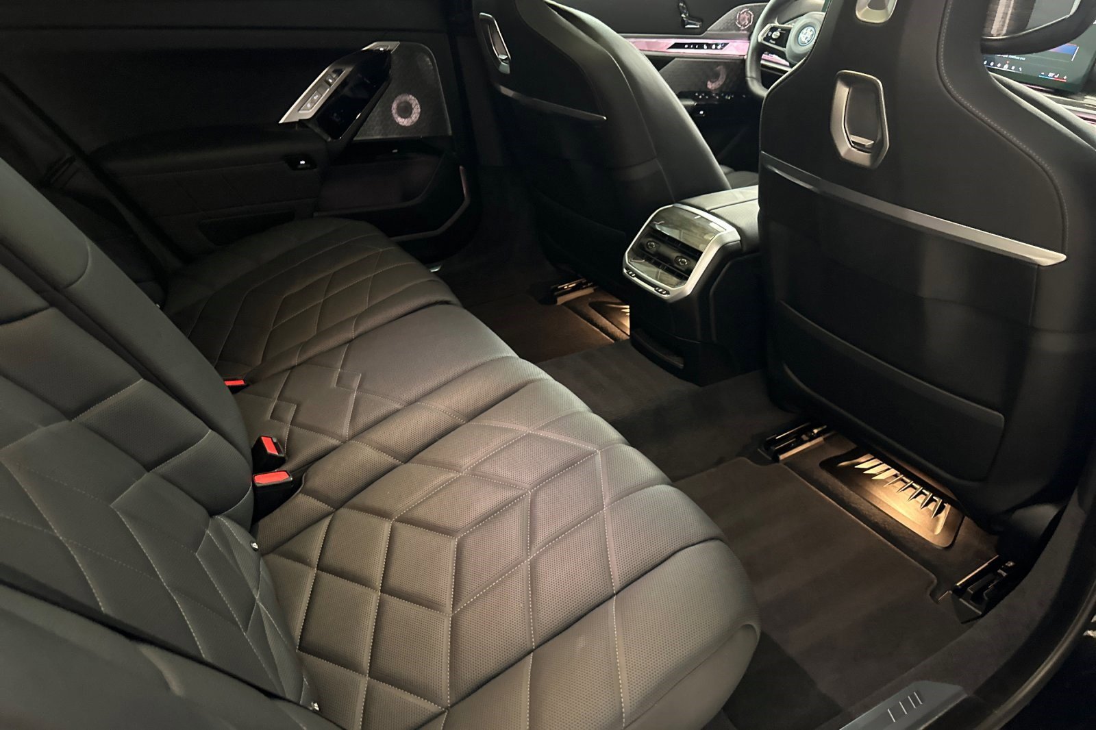 Certified 2024 BMW i7 M70 w/ Executive Package image 31