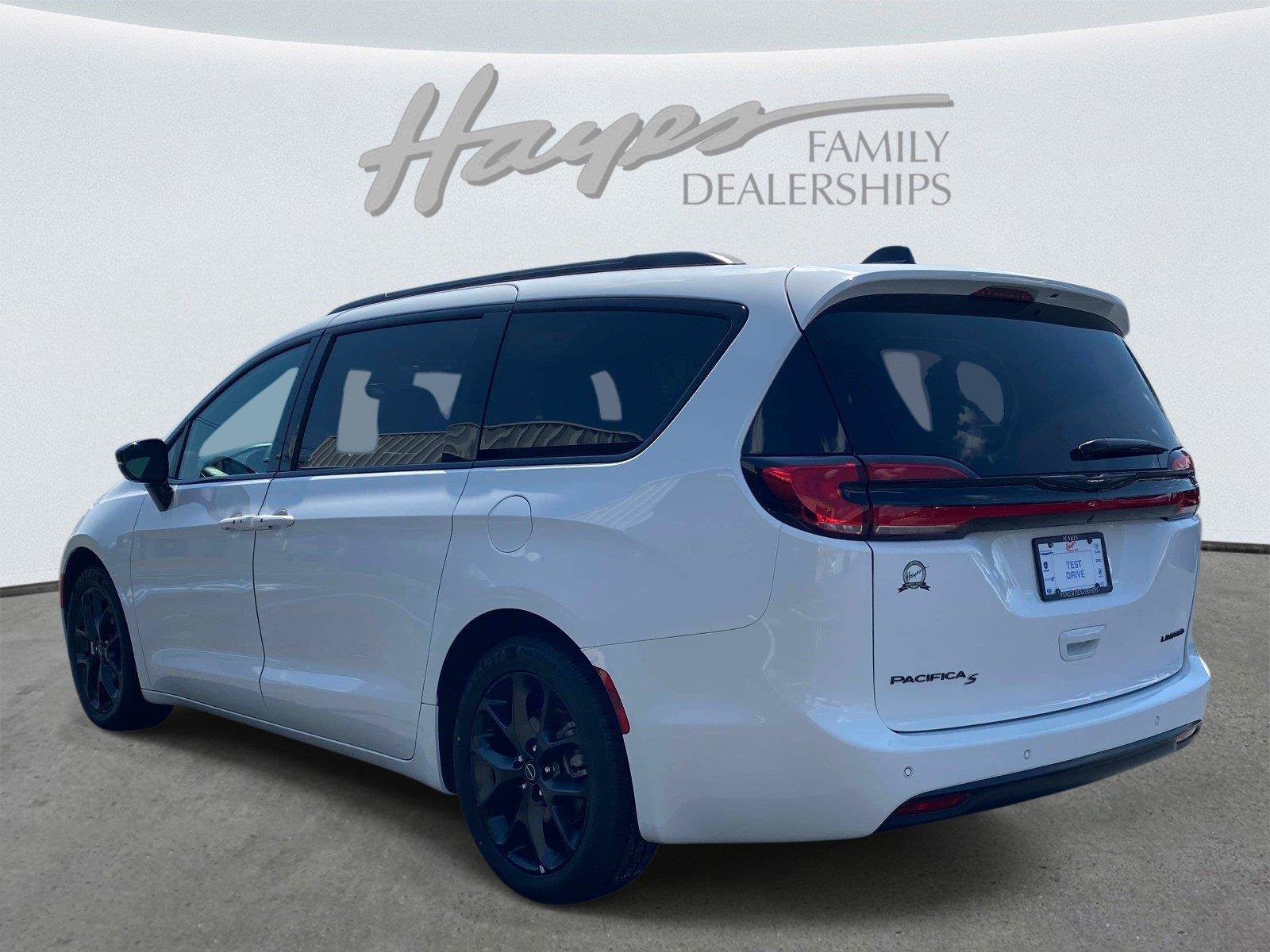 Used 2025 Chrysler Pacifica Limited FWD image 9