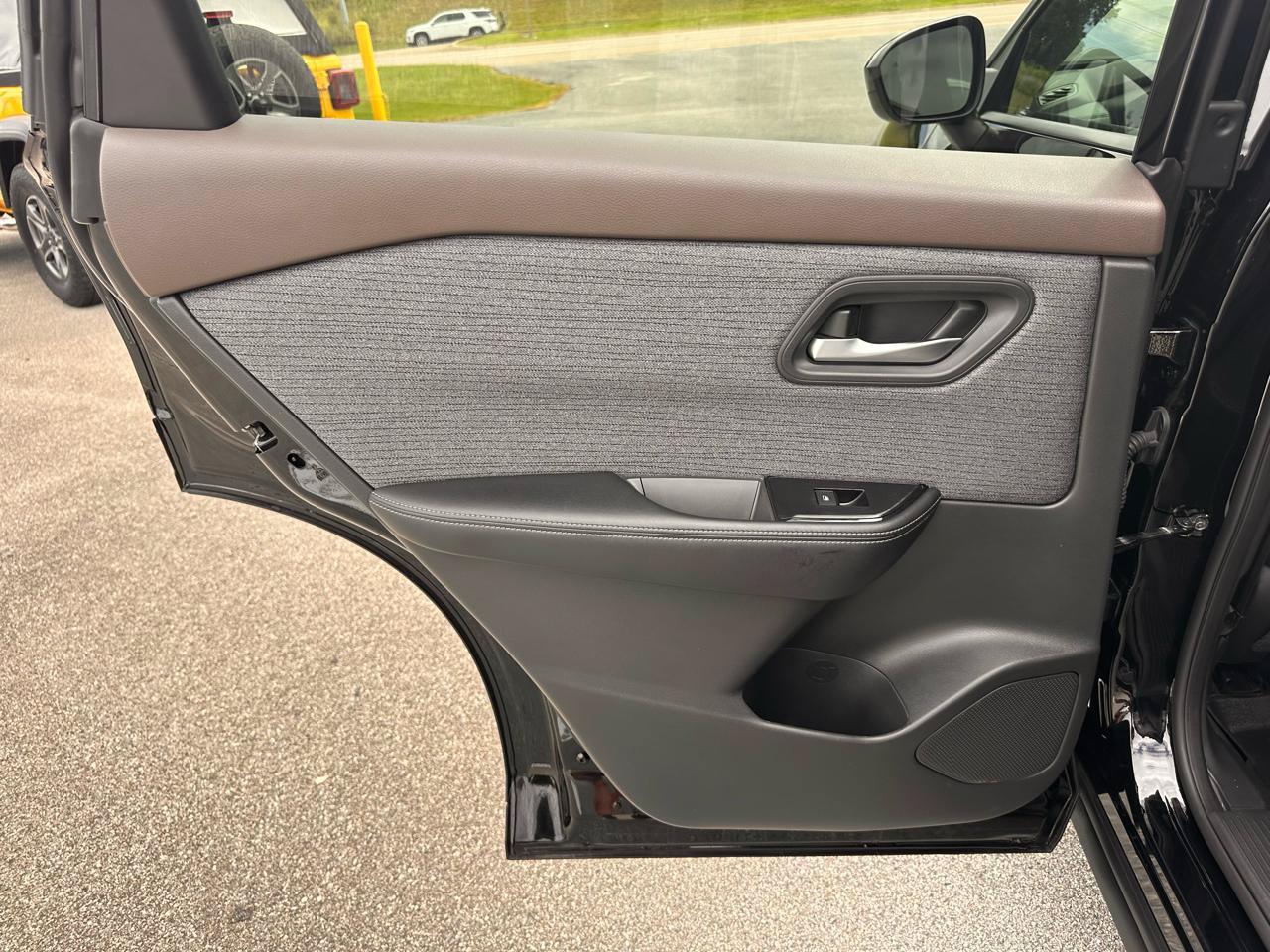 Used 2023 Nissan Rogue SV FWD image 32