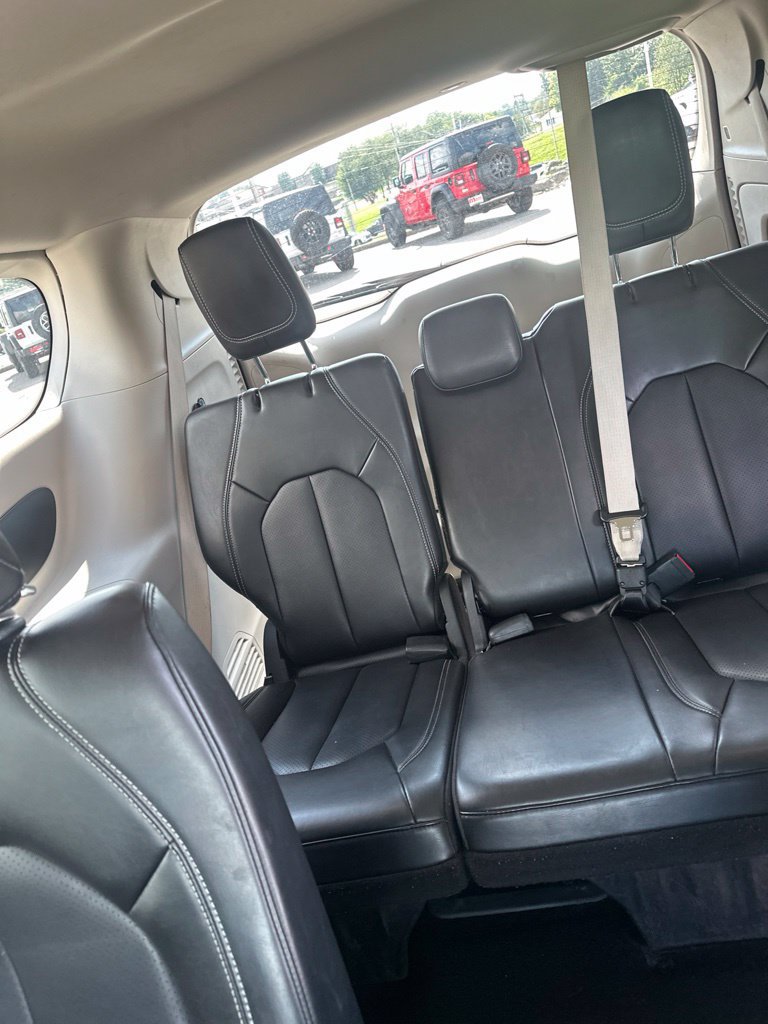Used 2024 Chrysler Pacifica Touring-L FWD image 10