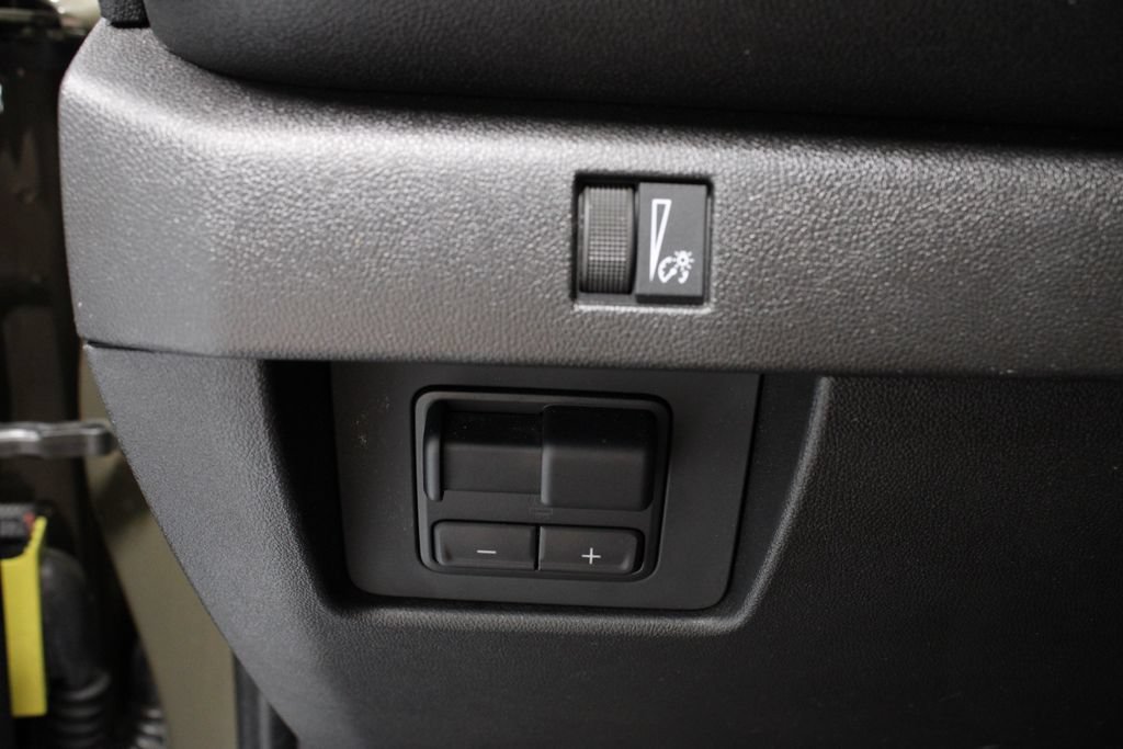 Used 2025 Chevrolet Colorado Trail Boss AWD/4WD image 28