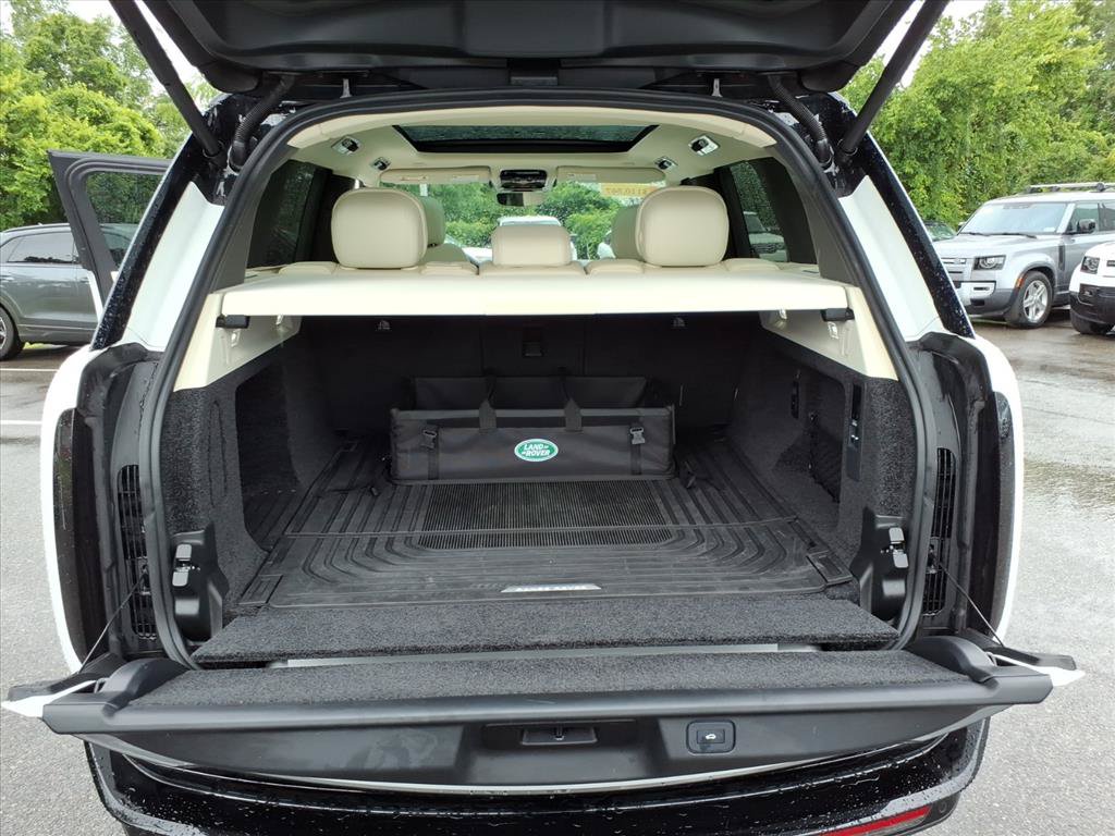 Used 2025 Land Rover Range Rover SE AWD/4WD image 12