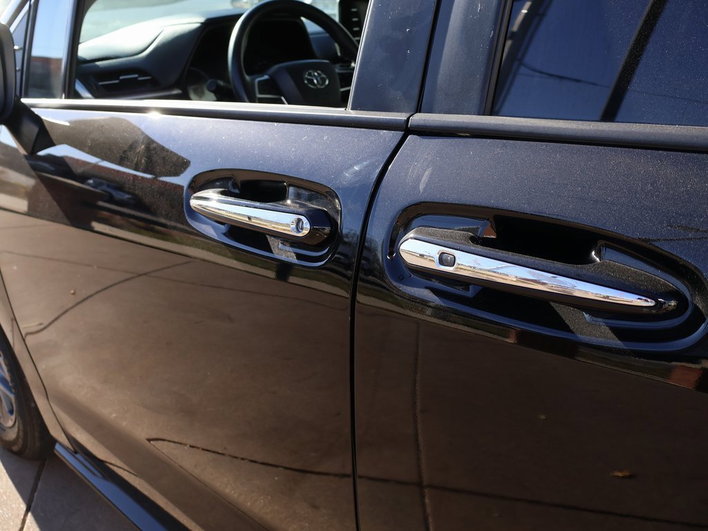 Used 2024 Toyota Sienna XLE image 17