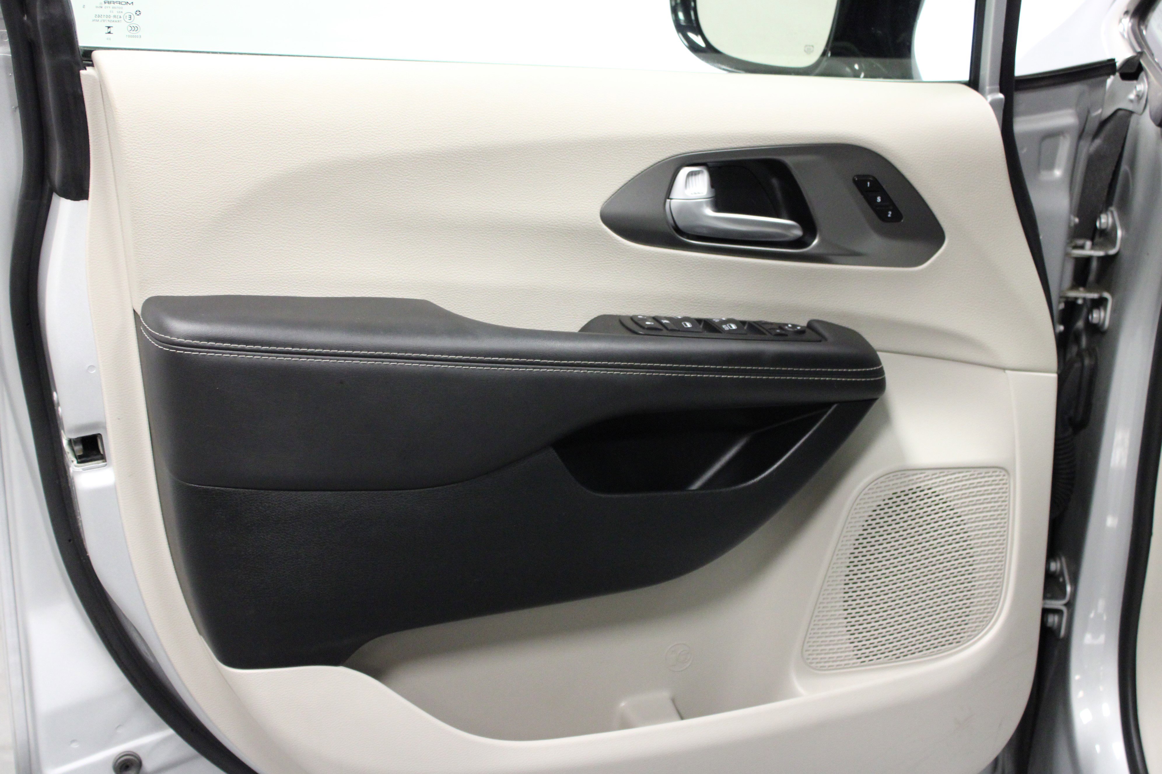 Used 2024 Chrysler Pacifica Touring-L image 11