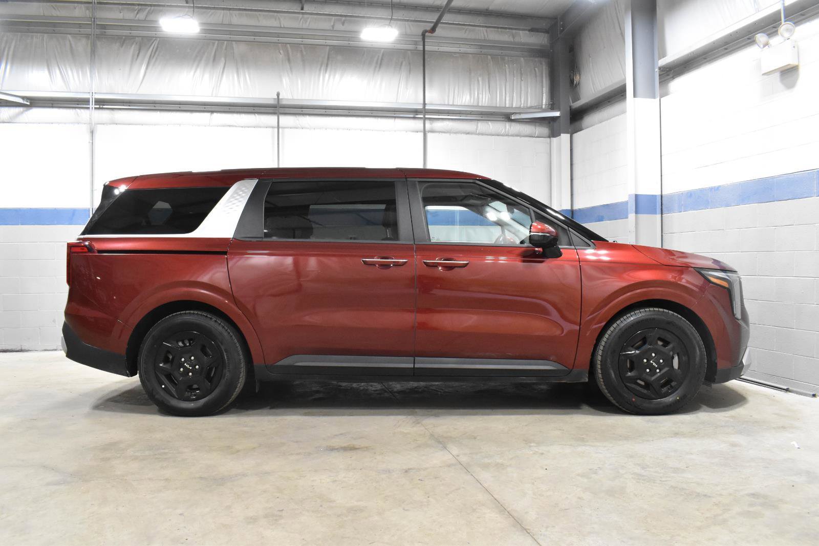Used 2025 Kia Carnival FWD image 31