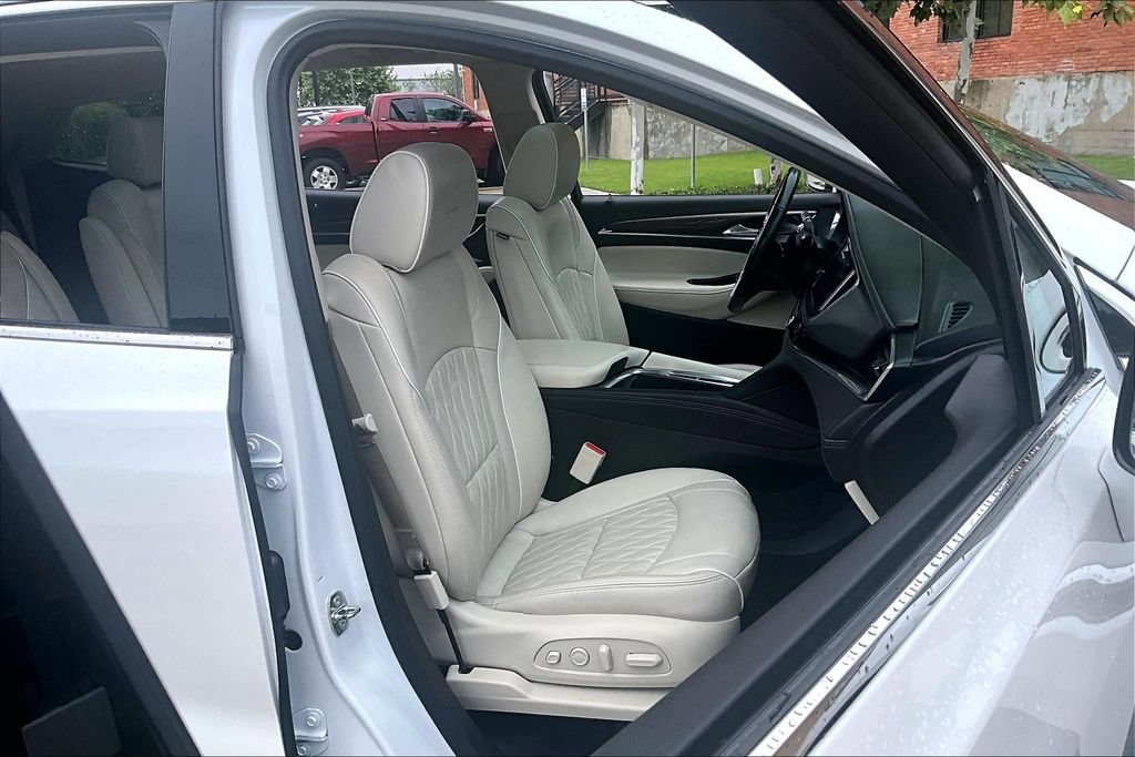 Used 2023 Buick Enclave Avenir w/ Avenir Technology Package FWD image 10