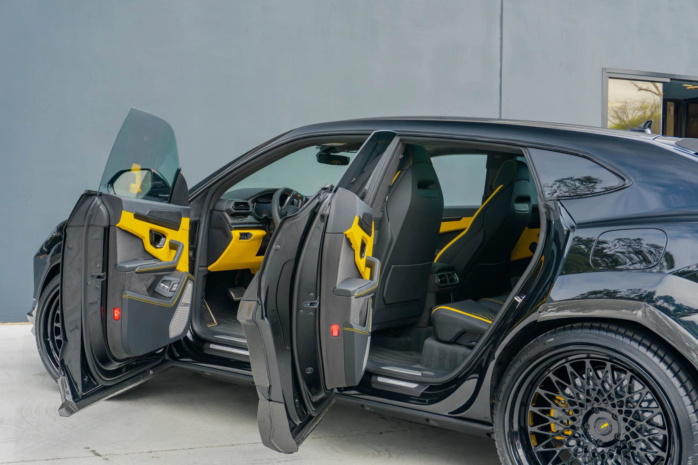 Used 2025 Lamborghini Urus SE image 83