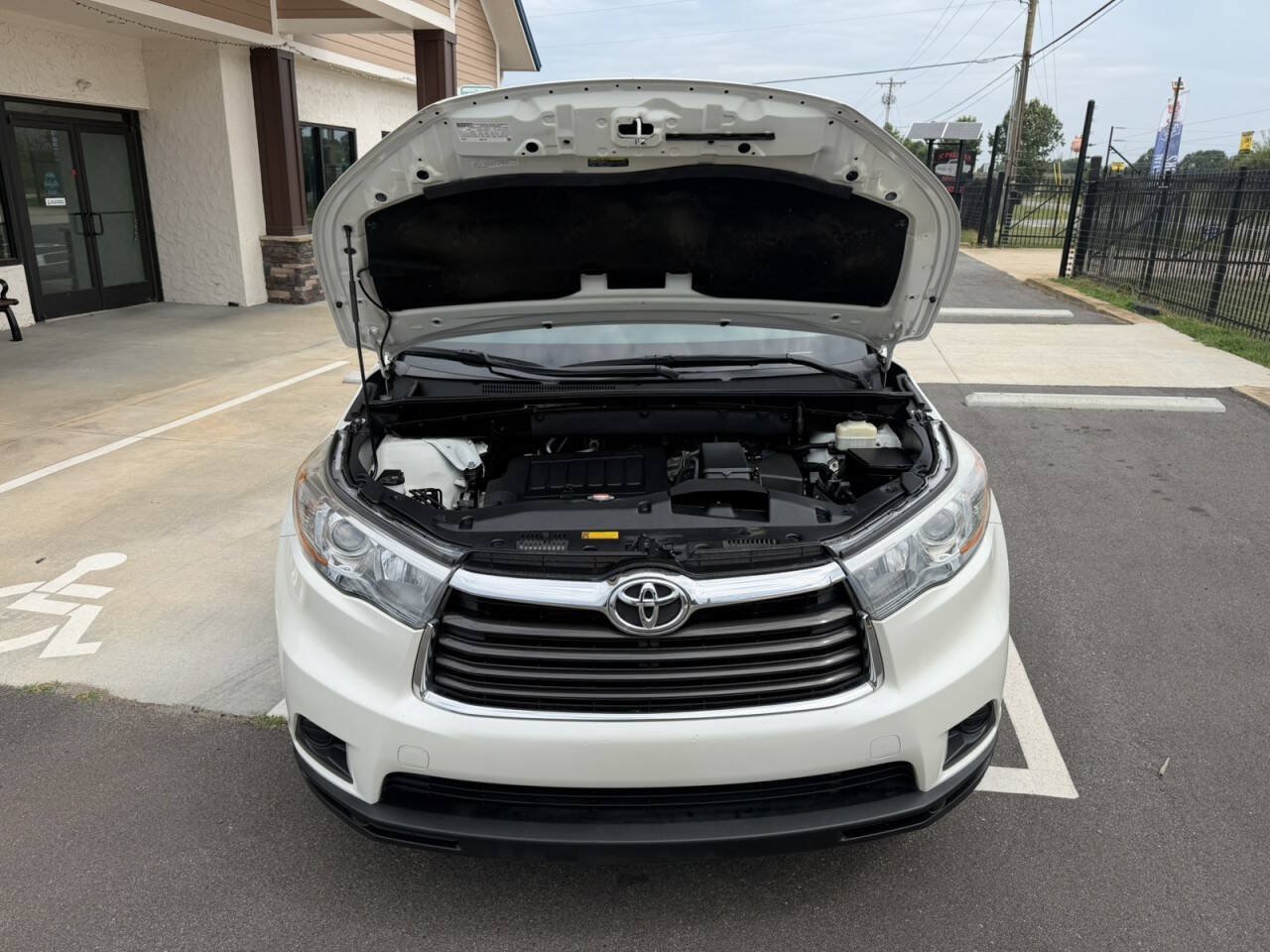 Used 2015 Toyota Highlander LE AWD/4WD image 30