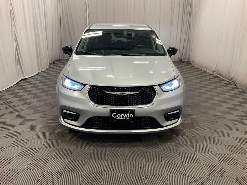 Used 2023 Chrysler Pacifica Touring-L image 36
