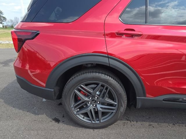 Used 2025 Ford Explorer ST AWD/4WD image 7