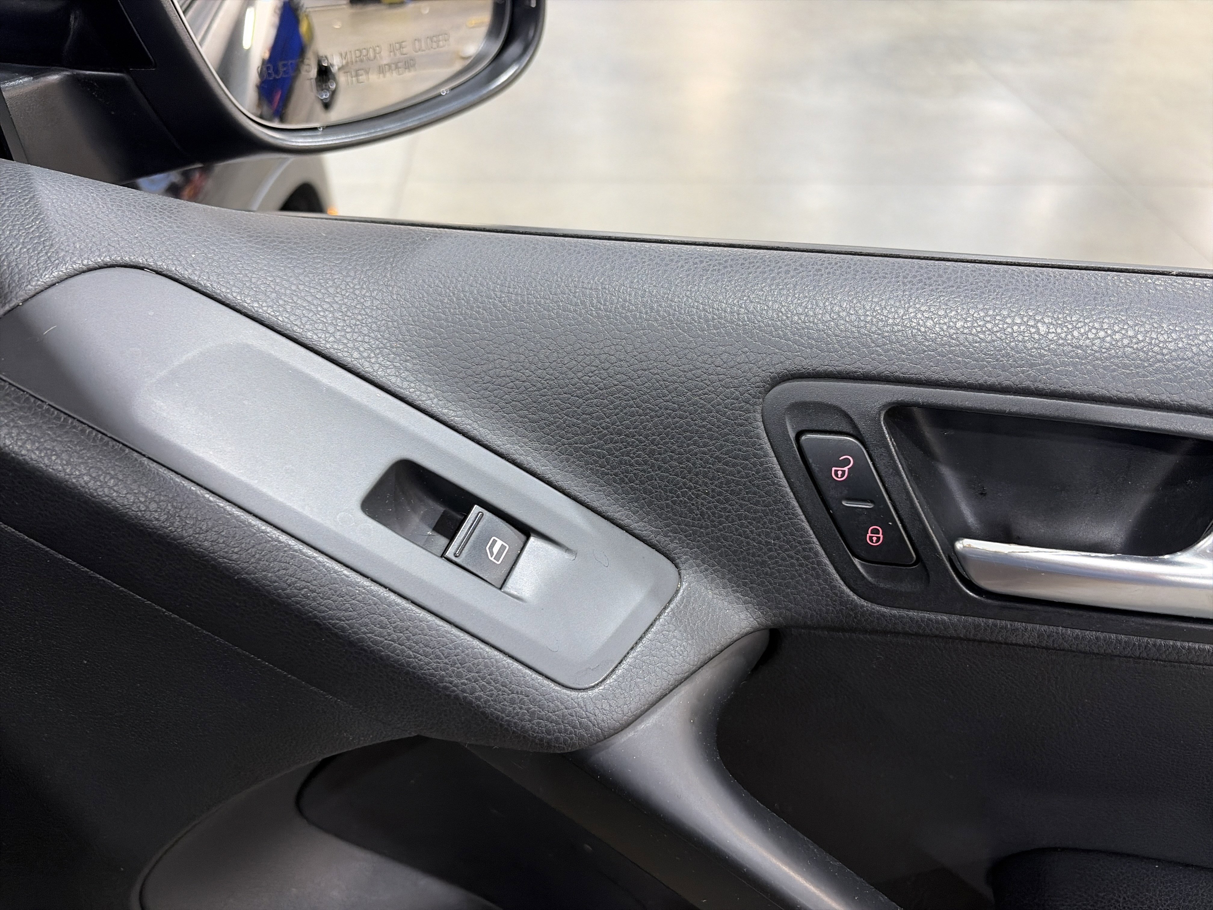 Used 2017 Volkswagen Tiguan S image 31