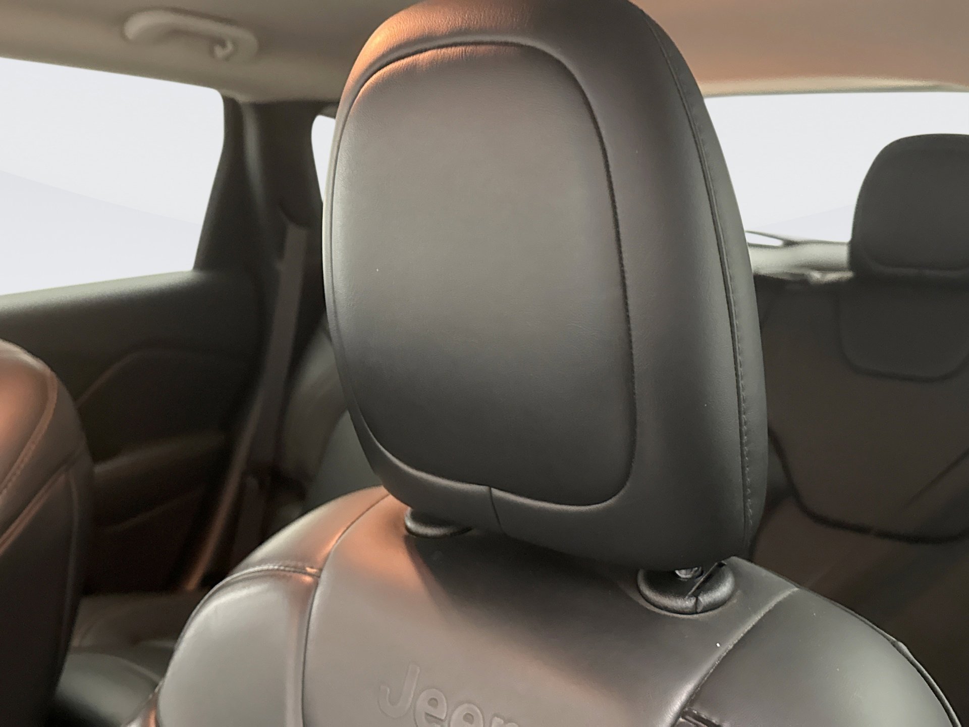 Used 2017 Jeep Cherokee Limited image 8