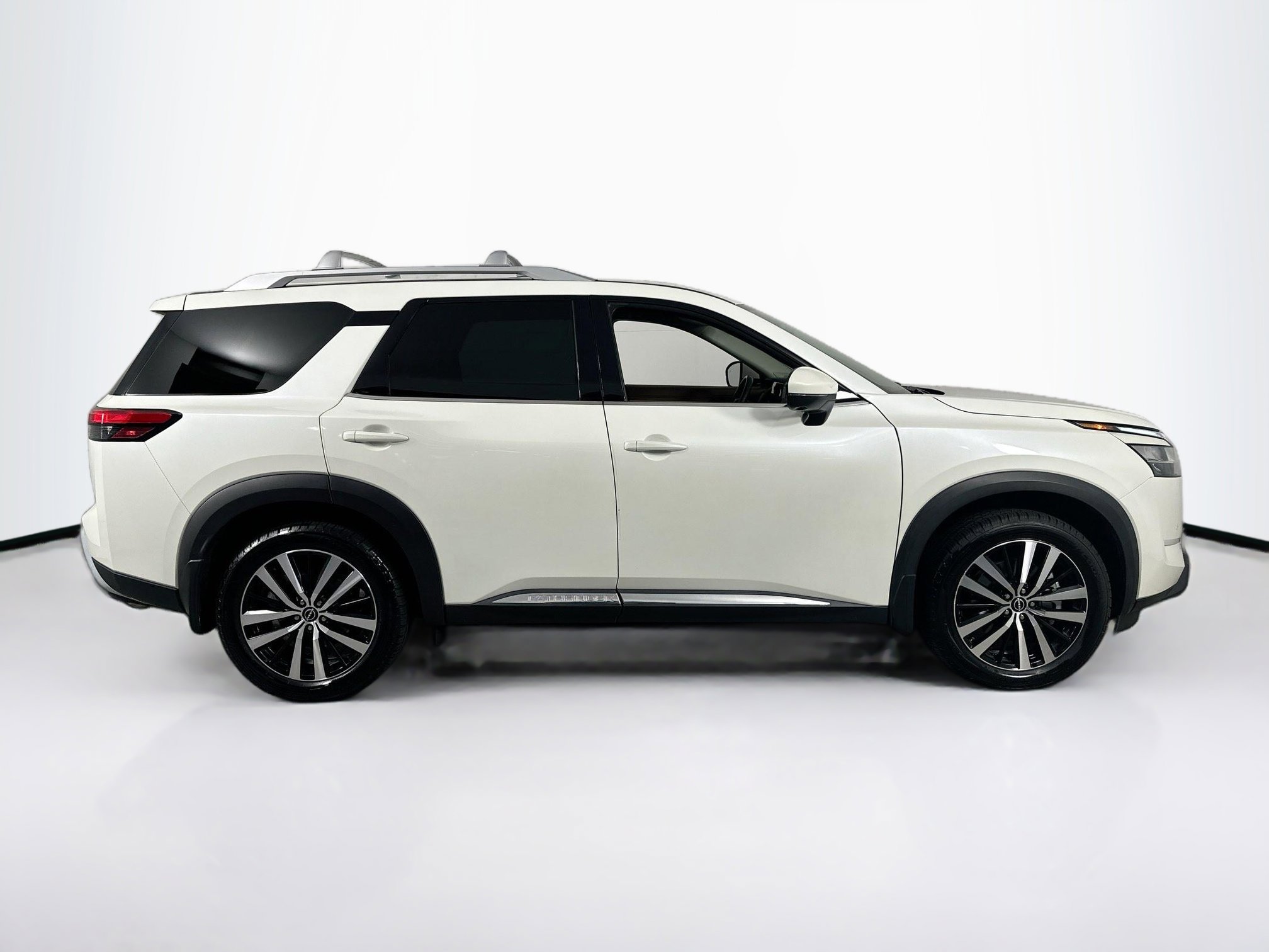 Used 2023 Nissan Pathfinder Platinum image 4