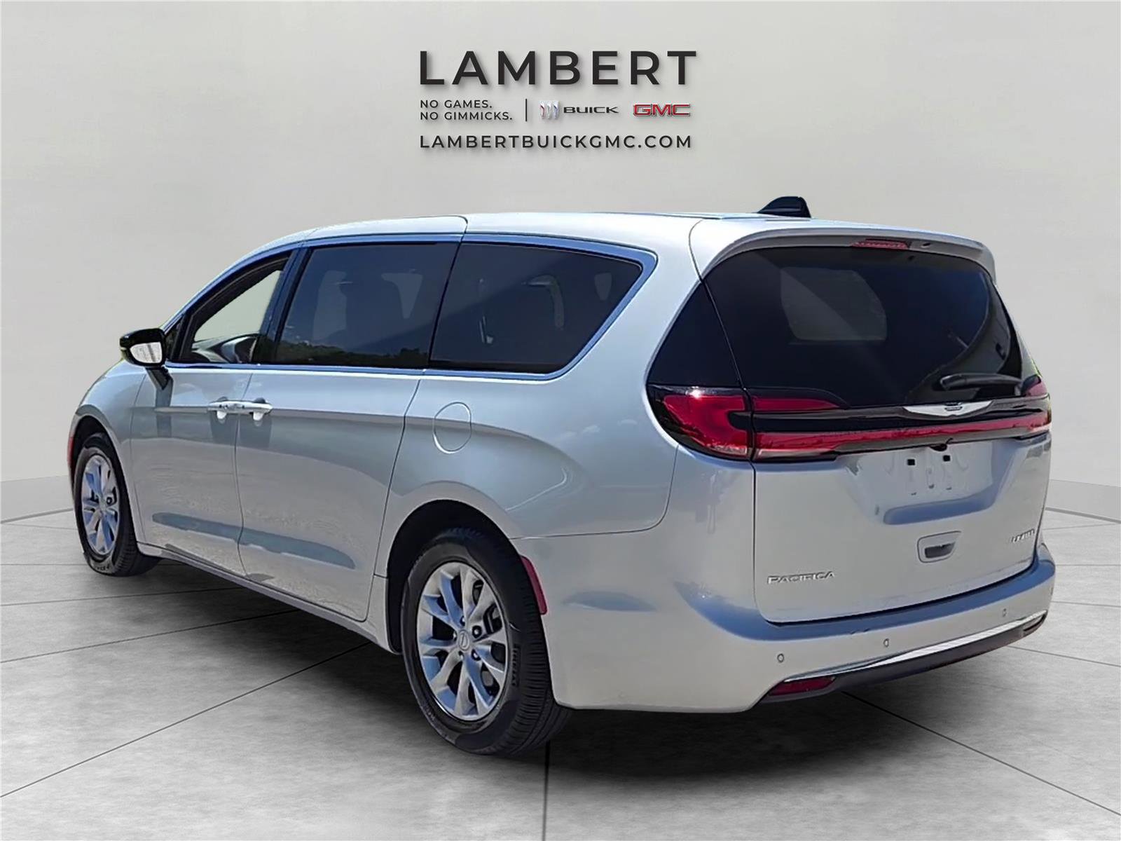 Used 2026 Chrysler Pacifica Limited FWD image 3