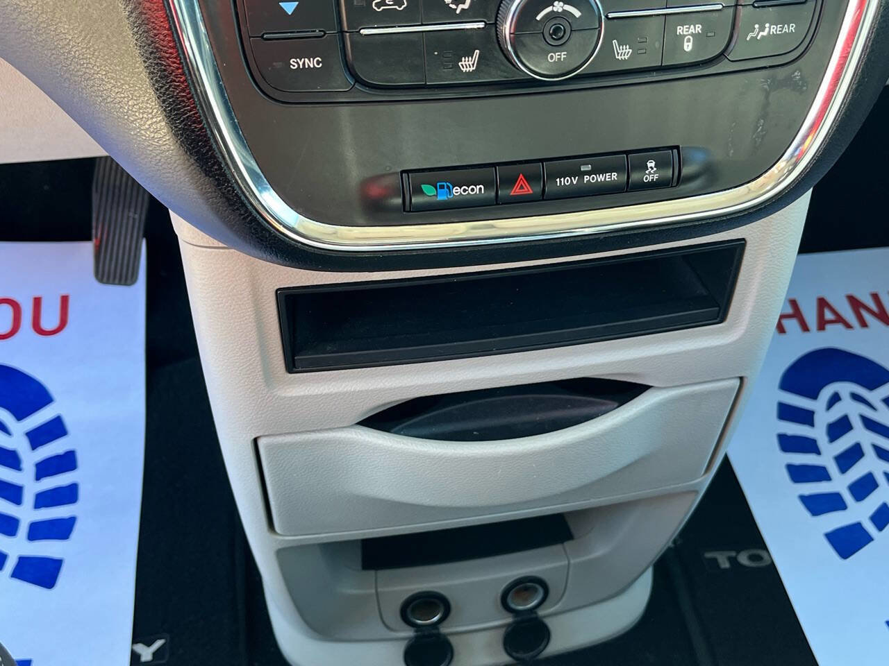 Used 2011 Chrysler Town & Country Touring-L image 21