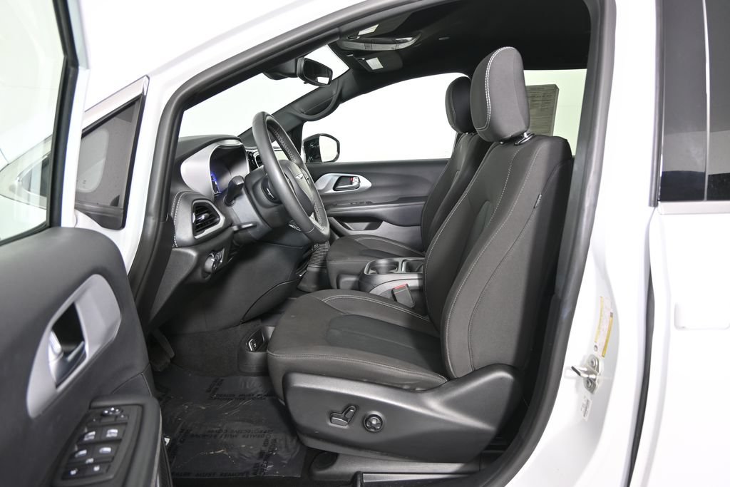 Used 2024 Chrysler Pacifica Touring FWD image 21