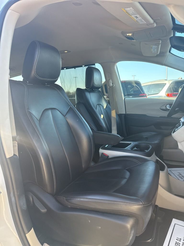 Used 2023 Chrysler Pacifica Touring-L FWD image 31