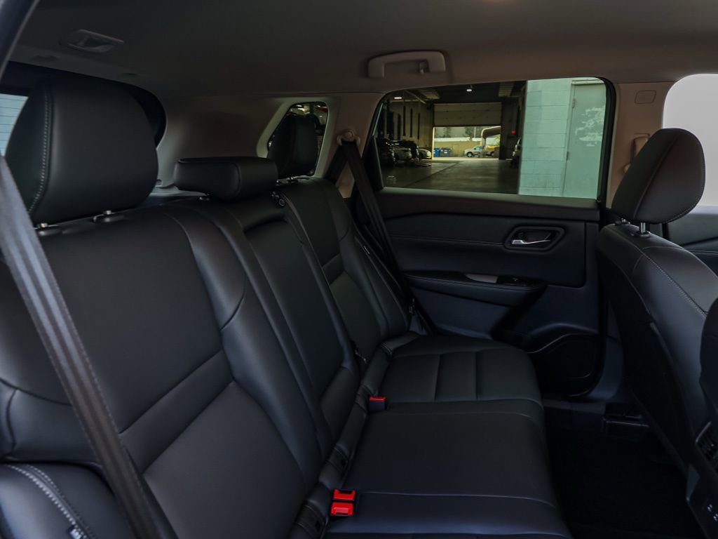 Certified 2025 Nissan Rogue SL FWD image 18