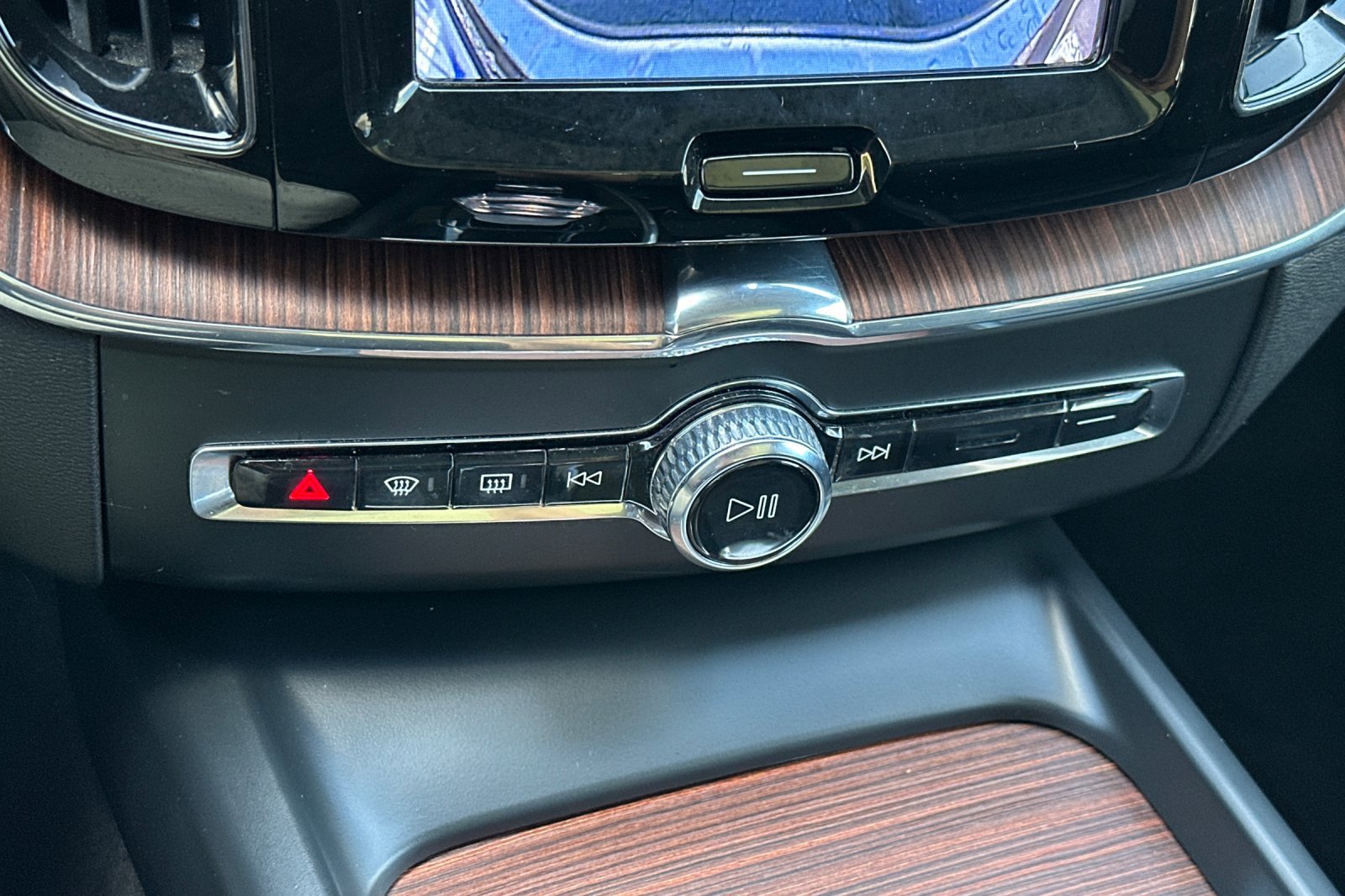 Certified 2023 Volvo XC60 T8 Ultimate AWD/4WD image 24